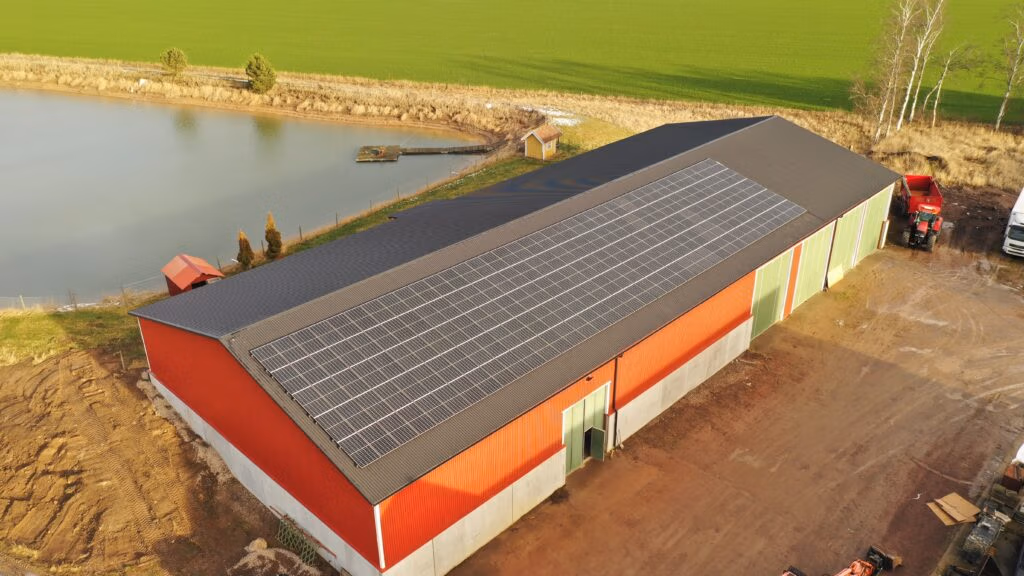 Lantbruk i Skänninge producerar 64 170 kWh/år 3 Självförsörjande solenergi på lantbruk med hög energiförbrukning