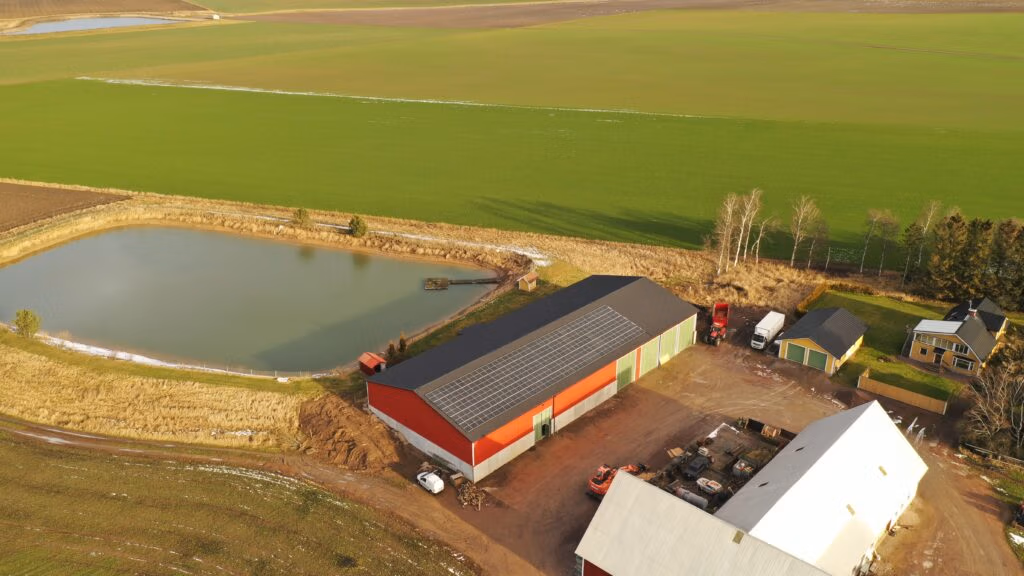 Lantbruk i Skänninge producerar 64 170 kWh/år 4 Självförsörjande solenergi på lantbruk med hög energiförbrukning