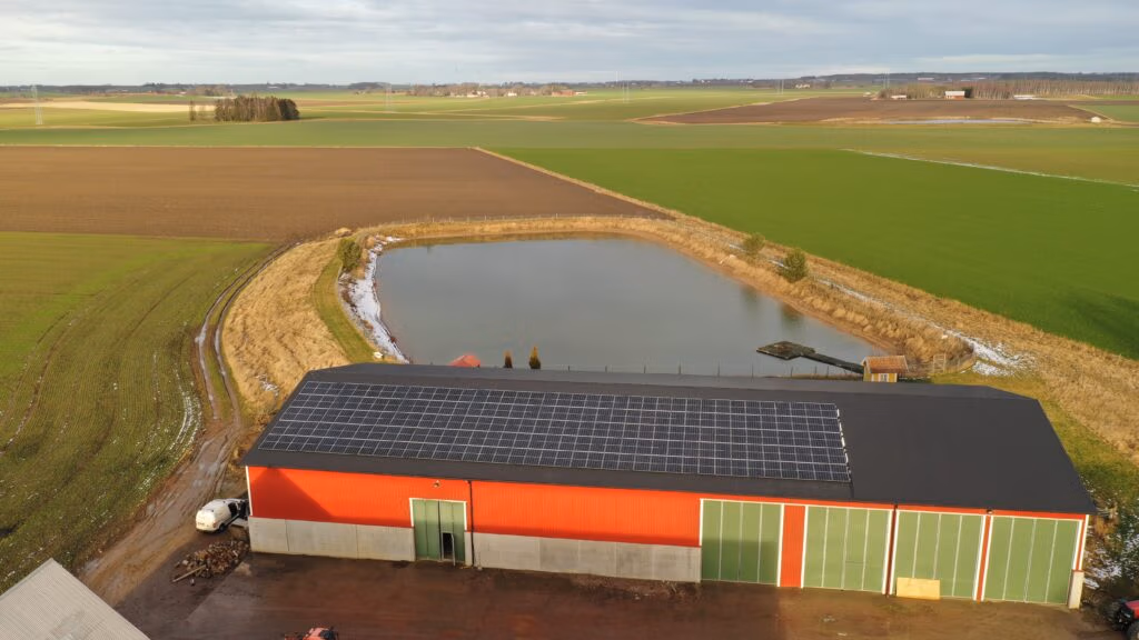 Lantbruk i Skänninge producerar 64 170 kWh/år 1 Självförsörjande solenergi på lantbruk med hög energiförbrukning