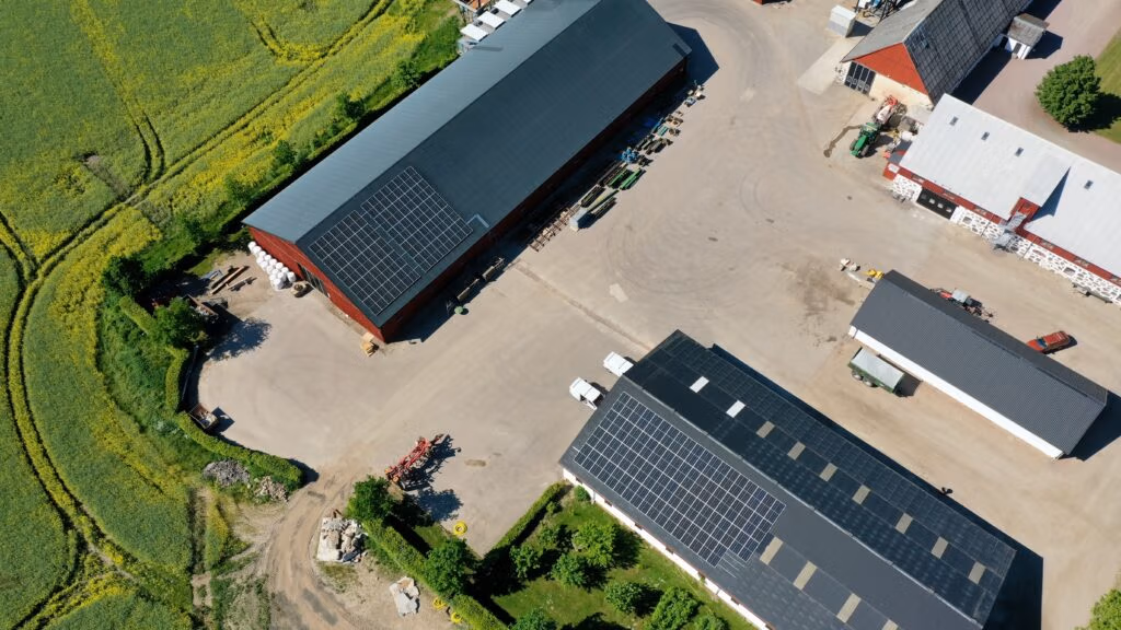 Lantbruk i Tågarp producerar 78 890 kWh/år 3 Typisk svensk lantbruksgård med solcellsanläggning