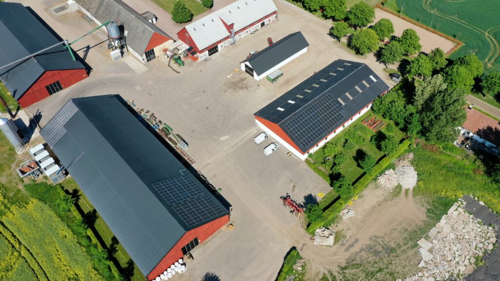 Lantbruk i Tågarp producerar 78 890 kWh/år 2 Typisk svensk lantbruksgård med solcellsanläggning