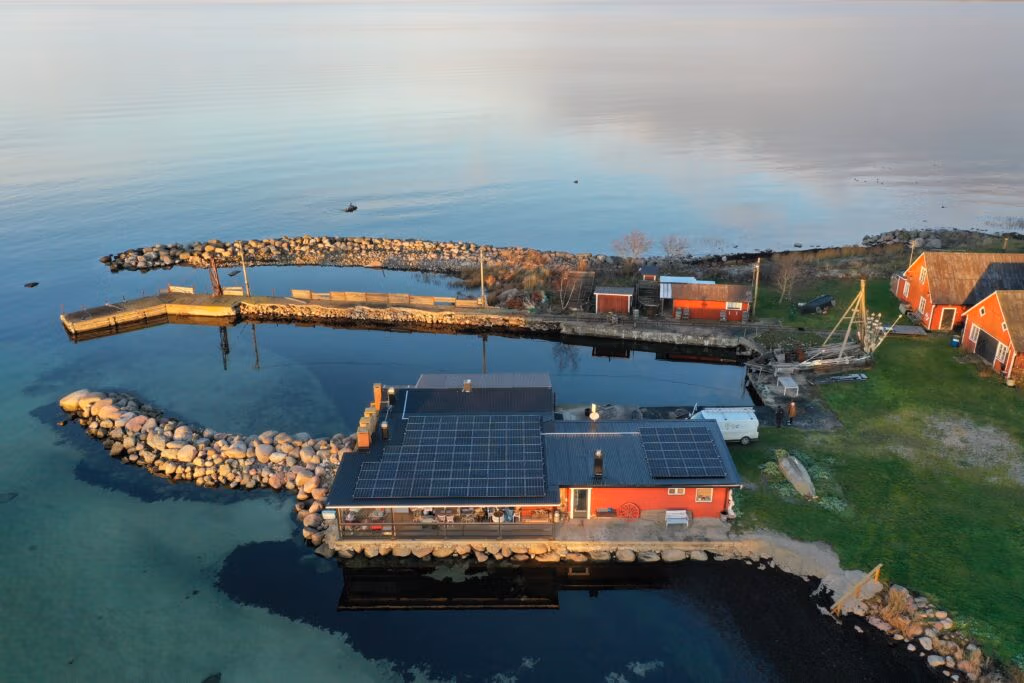 Villa i Borgholm producerar 18 830 kWh/år 4 Solceller på villatak vid havet
