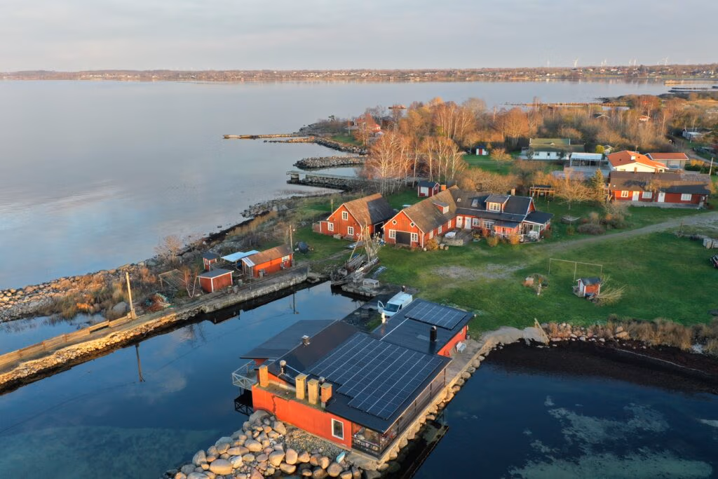 Villa i Borgholm producerar 18 830 kWh/år 2 Solceller på villatak vid havet