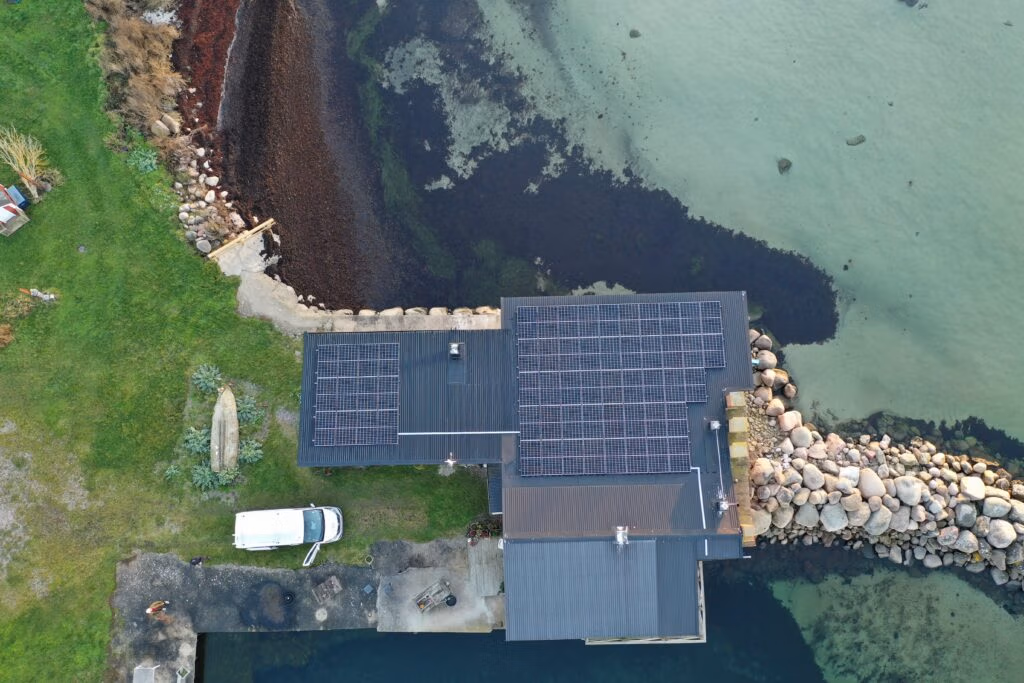 Villa i Borgholm producerar 18 830 kWh/år 1 Solceller på villatak vid havet