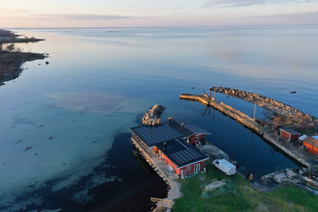 Villa i Borgholm producerar 18 830 kWh/år 7 Solceller på villatak vid havet