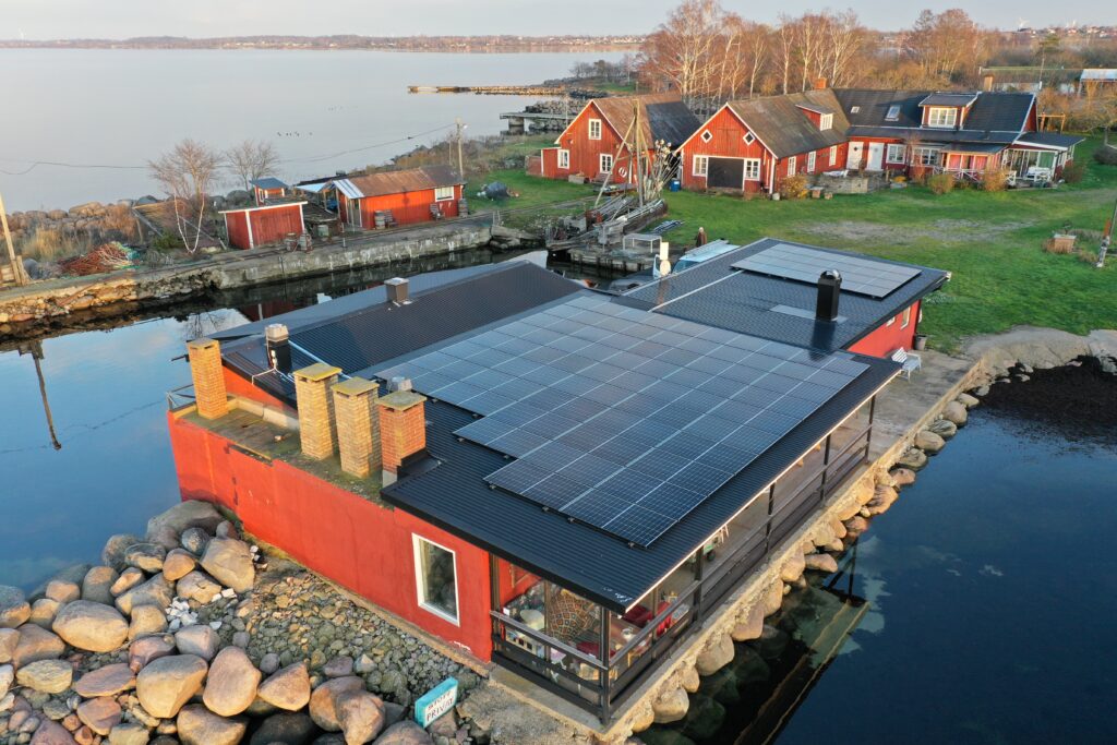 Villa i Borgholm producerar 18 830 kWh/år 6 Solceller på villatak vid havet