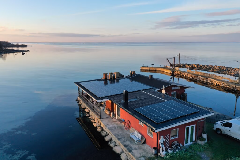 Investera i solceller och i din ekonomi 2 Solceller på villatak vid havet