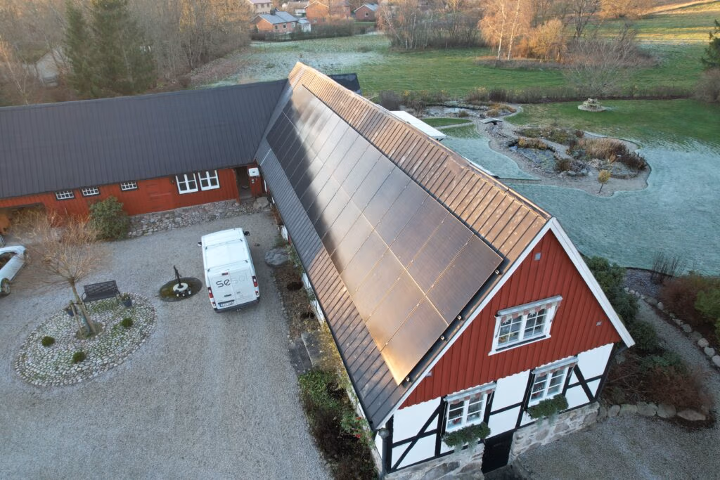 Villa i Billinge producerar 13 680 kWh/år 2 Solcellsanläggning på villa-tak Billinge