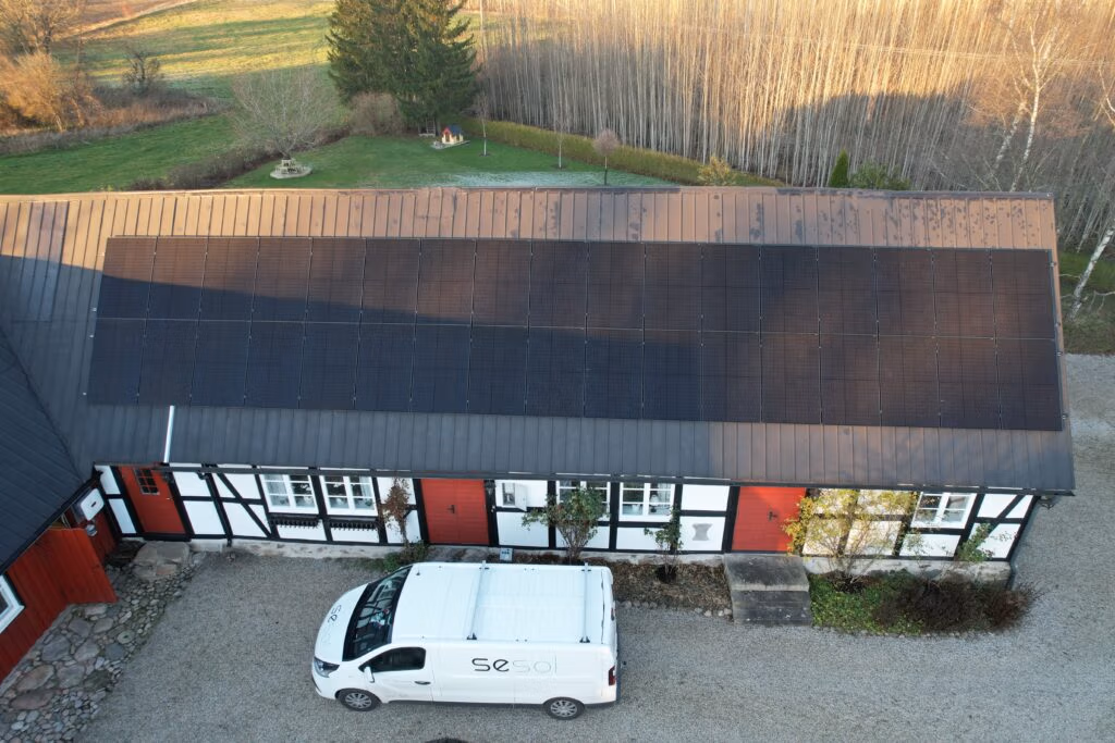 Villa i Billinge producerar 13 680 kWh/år 1 Solcellsanläggning på villa-tak Billinge