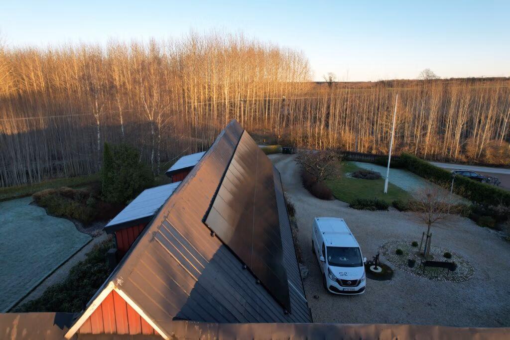Villa i Billinge producerar 13 680 kWh/år 3 Solcellsanläggning på villa-tak Billinge