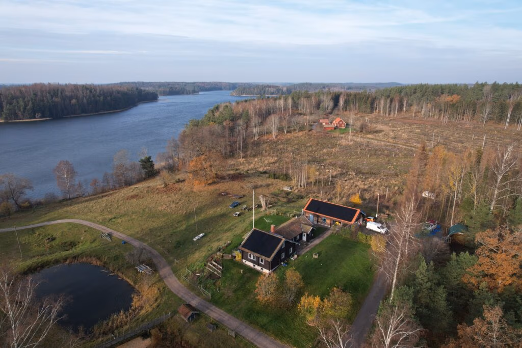 Villa i Björnlunda producerar 21 130 kWh/år 1 Solcellsanläggning på villa-tak Björnlunda
