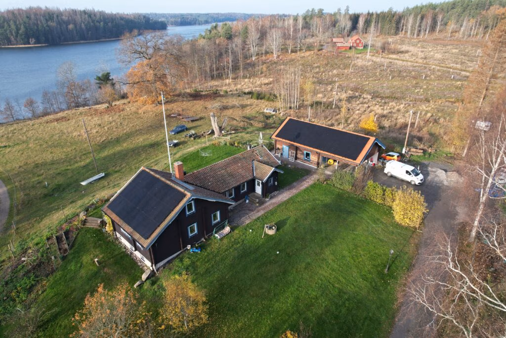 Villa i Björnlunda producerar 21 130 kWh/år 2 Solcellsanläggning på villa-tak Björnlunda