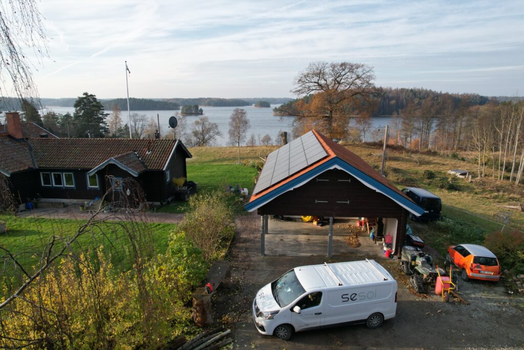 Villa i Björnlunda producerar 21 130 kWh/år 4 Solcellsanläggning på villa-tak Björnlunda