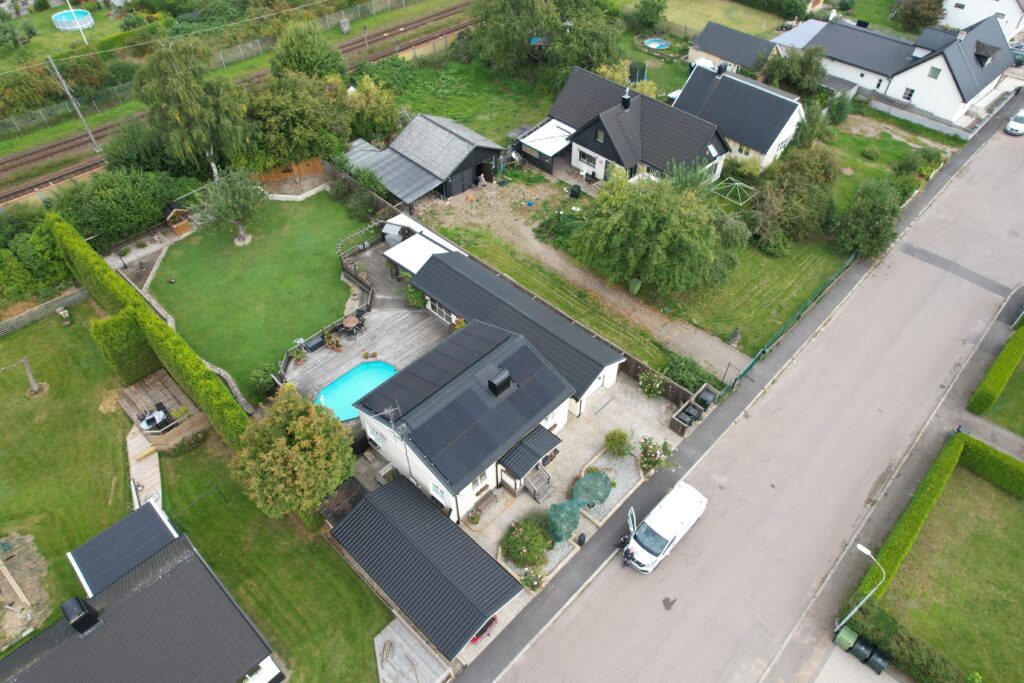 Villa i Bjuv producerar 9 340 kWh/år 4 Solcellsanläggning på villatak Bjuv