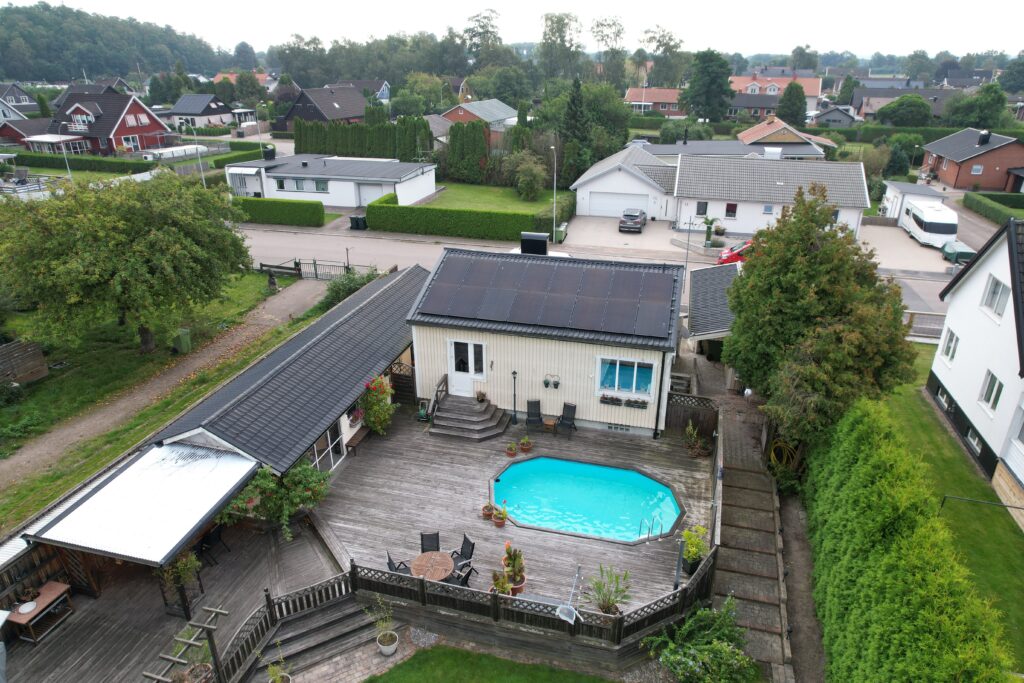 Villa i Bjuv producerar 9 340 kWh/år 1 Solcellsanläggning på villatak Bjuv