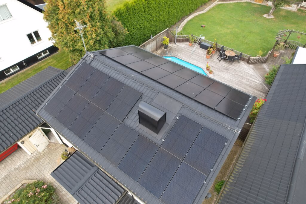 Villa i Bjuv producerar 9 340 kWh/år 3 Solcellsanläggning på villatak Bjuv