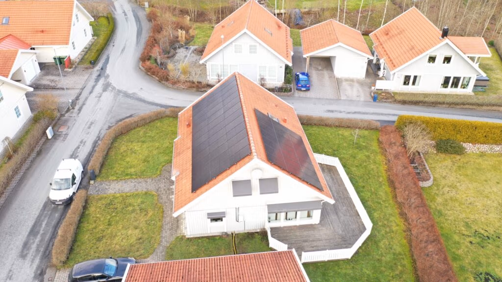 Villa i Jönköping producerar 14 120 kWh/år 2 Solcellsanläggning på villatak Jönköping