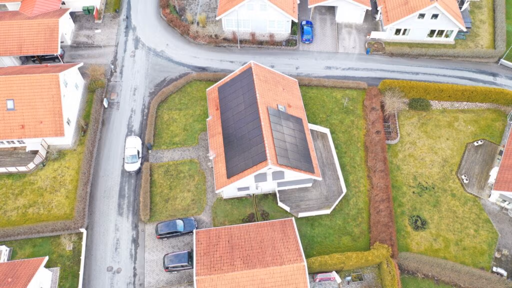 Villa i Jönköping producerar 14 120 kWh/år 4 Solcellsanläggning på villatak Jönköping