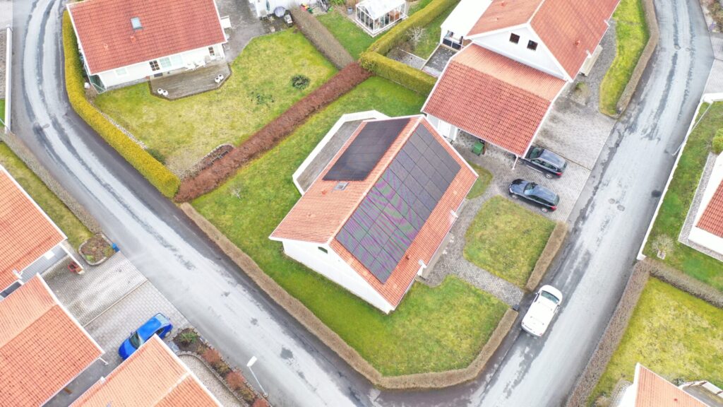 Villa i Jönköping producerar 14 120 kWh/år 1 Solcellsanläggning på villatak Jönköping