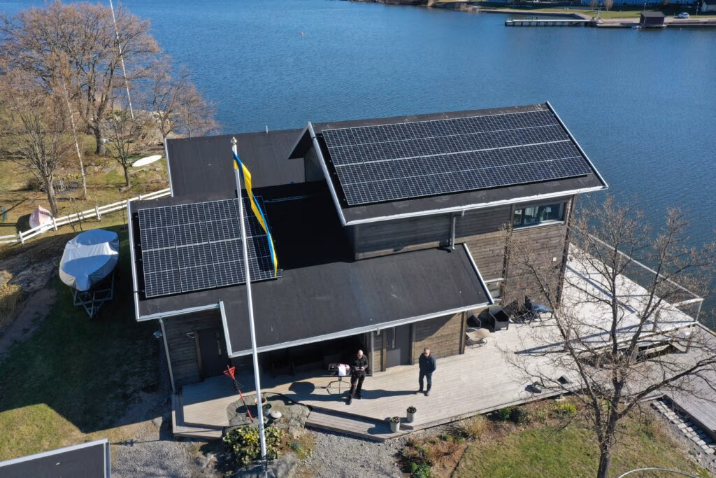 Villa i Karlskrona producerar 9 620 kWh/år 4 Solcellsanläggning på villatak Karlskrona