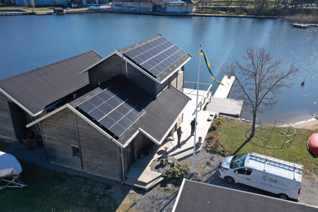 Villa i Karlskrona producerar 9 620 kWh/år 3 Solcellsanläggning på villatak Karlskrona