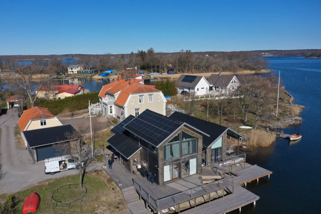 Villa i Karlskrona producerar 9 620 kWh/år 1 Solcellsanläggning på villatak Karlskrona
