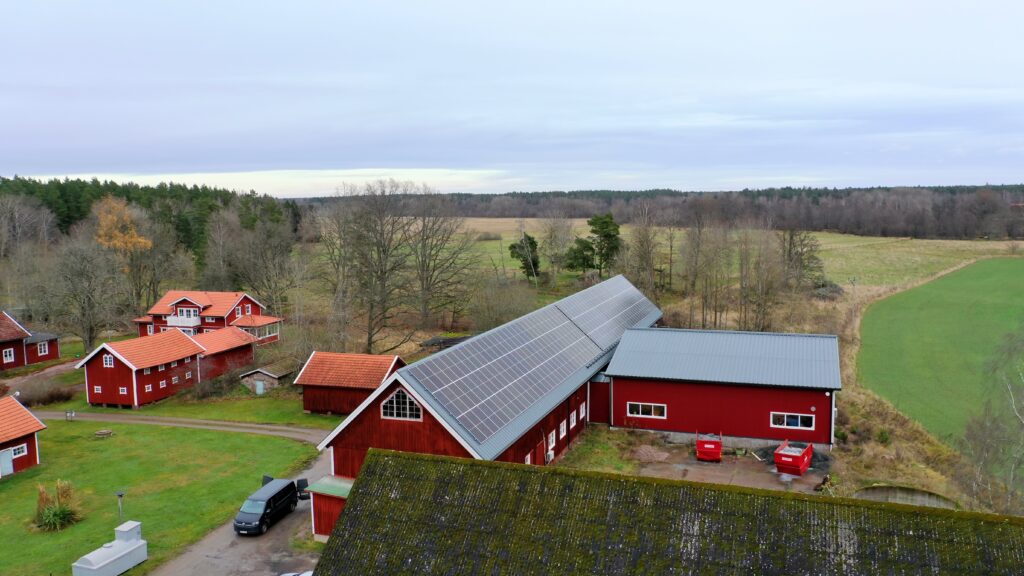 Lantbruk i Tidan producerar 81 470 kWh/år 2 Solcellsanläggning lantbruk Tidan