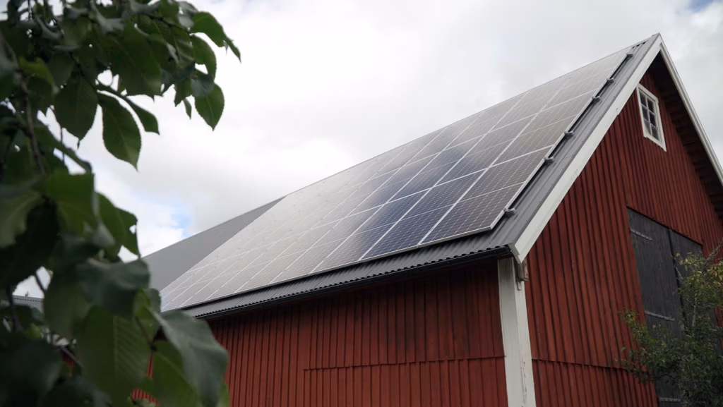 Lantbruk i Hultsjö producerar 12 700 kWh/år 1 Solcellsanläggning ladugård hultsjö