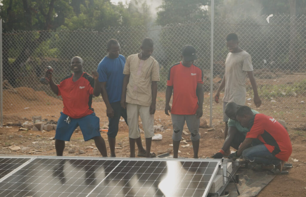 Barnsjukhus i Sierra Leone 6 soltechhome-miljö-sierra-leone-montering-solpaneler-3