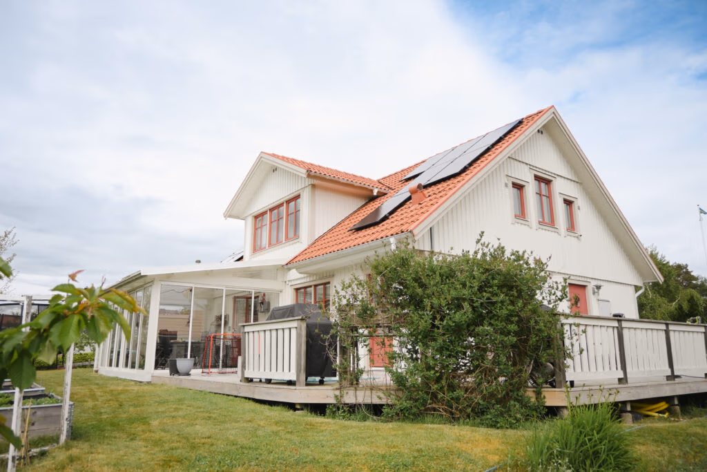Villa i Partille producerar 8 560 kWh/år 7 Solcellsanläggning villa Partille