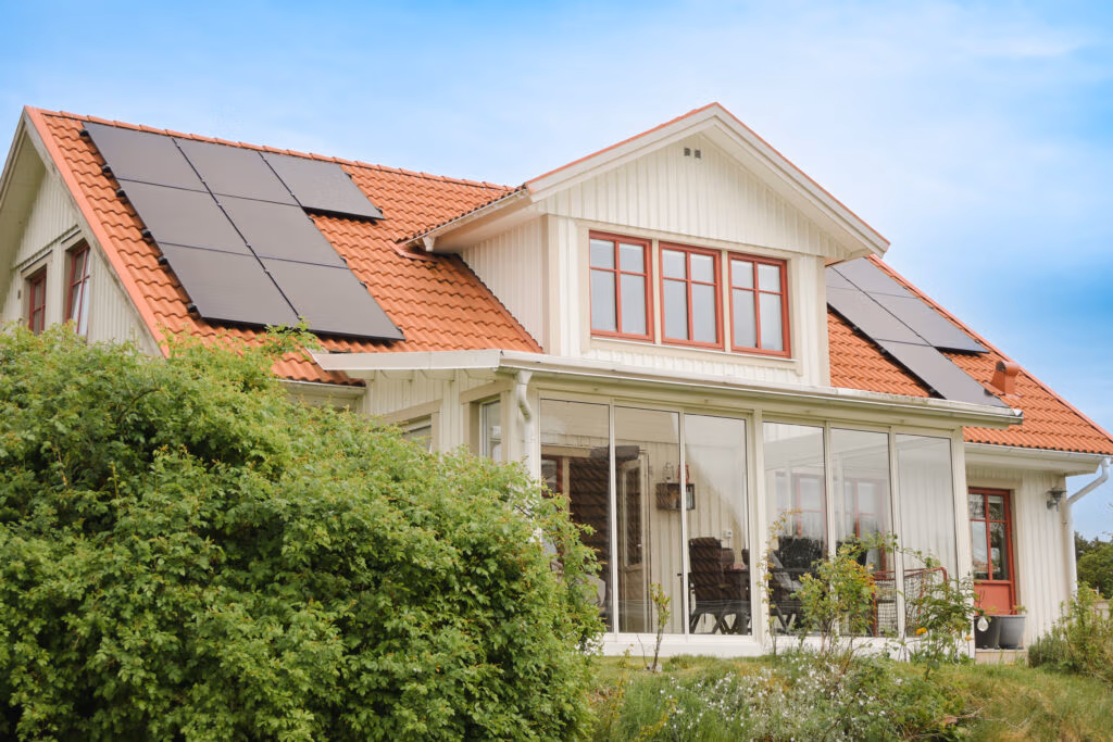 Villa i Partille producerar 8 560 kWh/år 3 Solcellsanläggning villa Partille