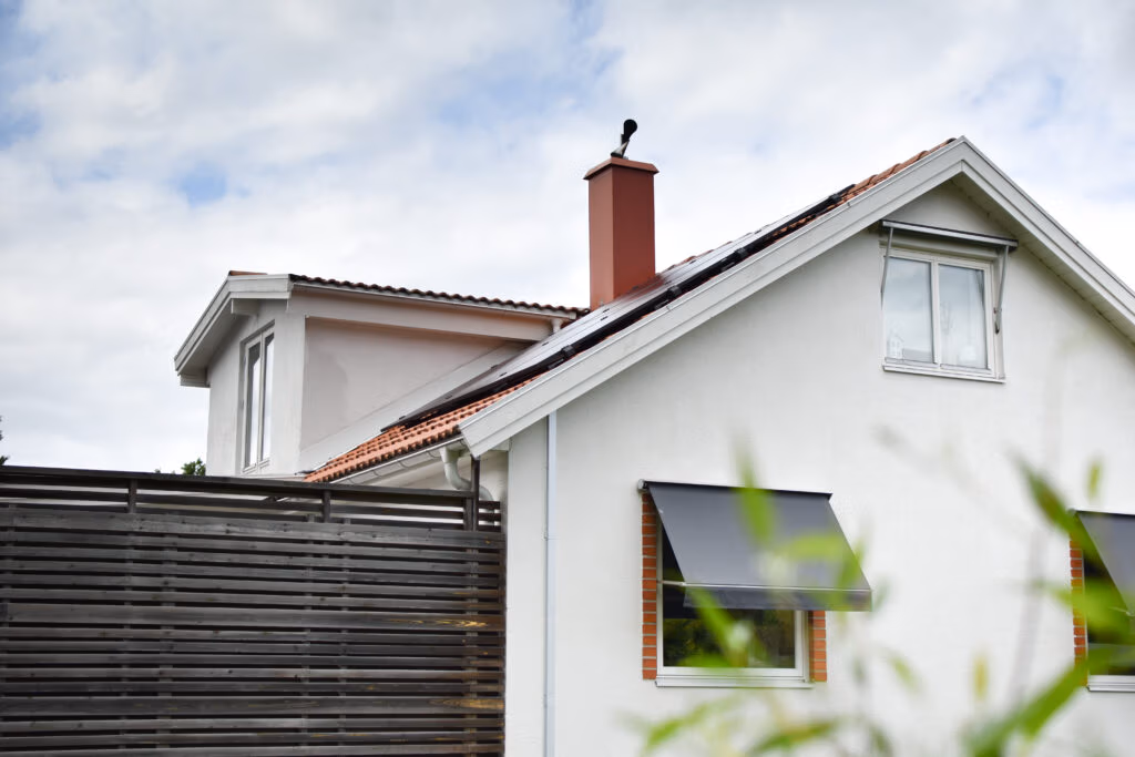 Villa i Hovslätt producerar 8 920 kWh/år 2 Solcellsanläggning på villatak Hovslätt