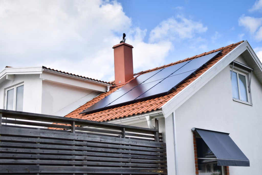 Villa i Hovslätt producerar 8 920 kWh/år 1 Solcellsanläggning på villatak Hovslätt