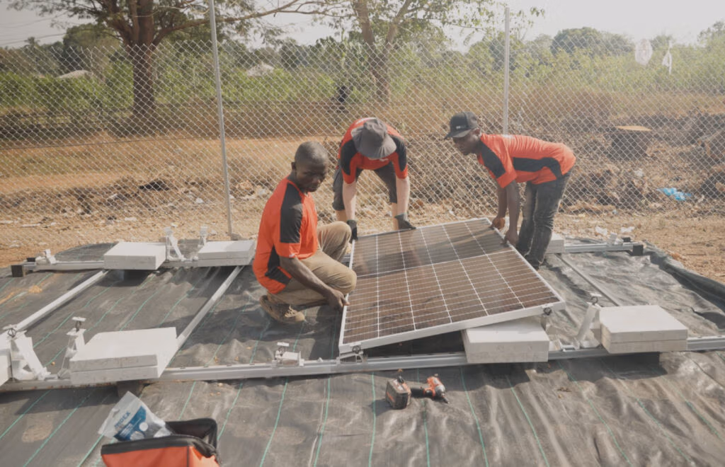 Barnsjukhus i Sierra Leone 2 Montering av solcellsanläggning i Sierra Leone