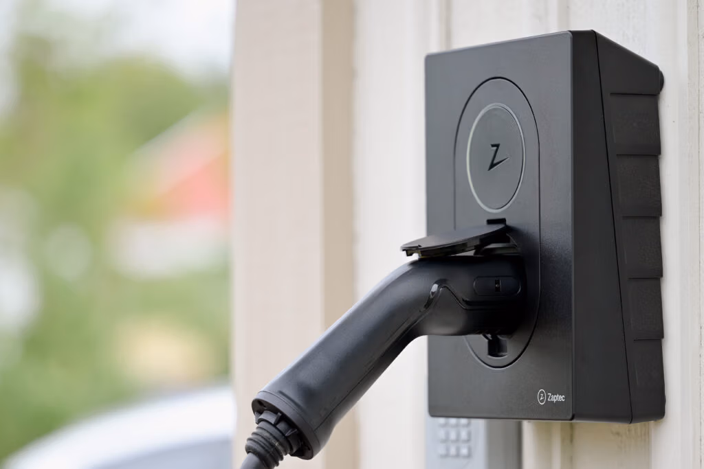Villa i Partille producerar 8 560 kWh/år 8 Elbilsladdning Zaptec Go laddbox