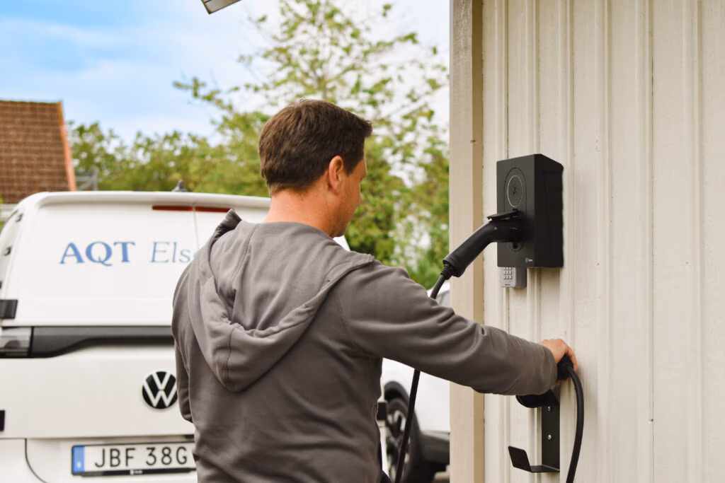 Villa i Partille producerar 8 560 kWh/år 6 Elbilsladdning Zaptec Go laddbox