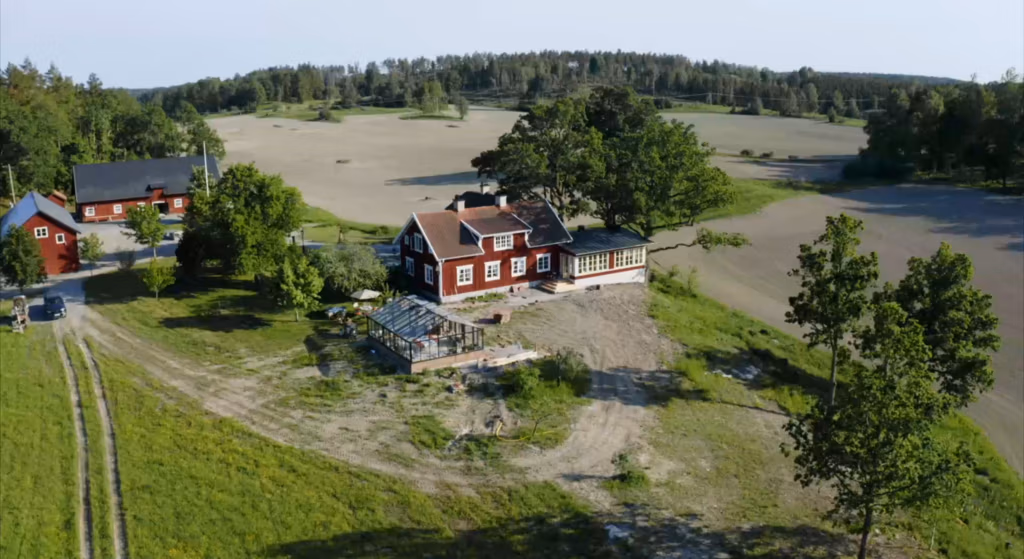 12 soltimmar med Morbergs 2 Per morbergs gård från drönarvy