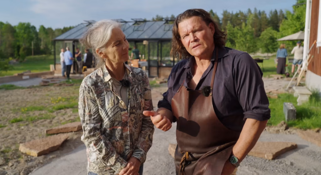 12 soltimmar med Morbergs 7 Per och Inese Morberg förbereder middag vid sin uteplats