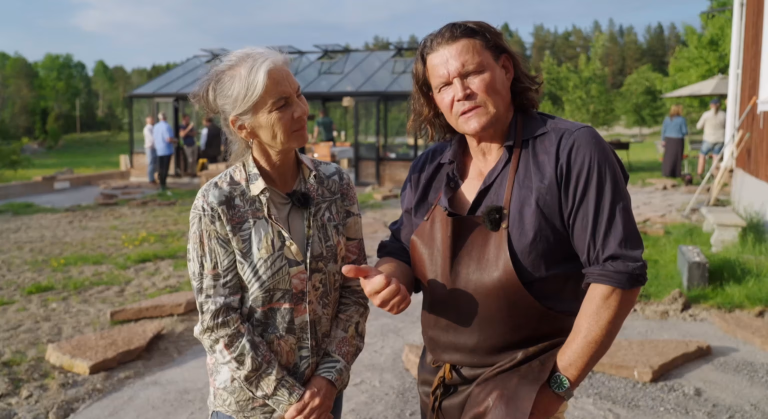 Per och Inese Morberg förbereder middag vid sin uteplats