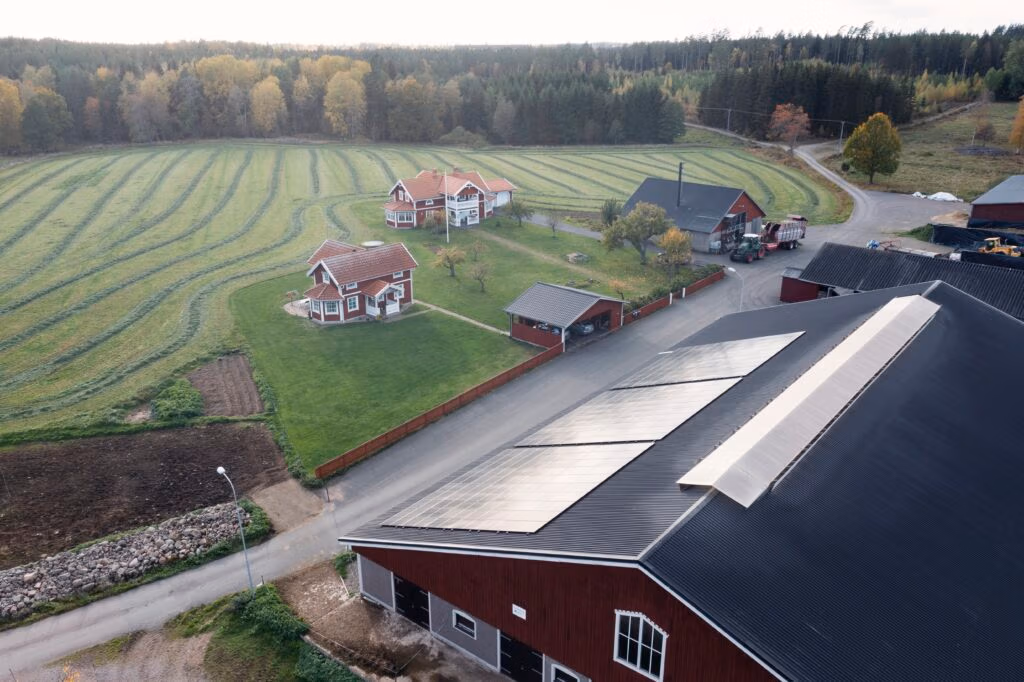 Lantbruk i Edshults-Gummarp producerar 63 640 kWh/år 2 Solcellsanläggning lantbruk Edshults-Gummarp kundreferens