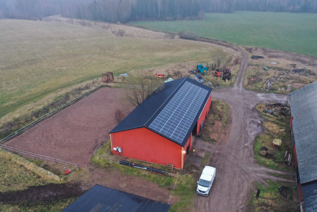 Lantbruk i Väse producerar 33 880 kWh/år 1 Solcellsanläggning lantbruk Väse