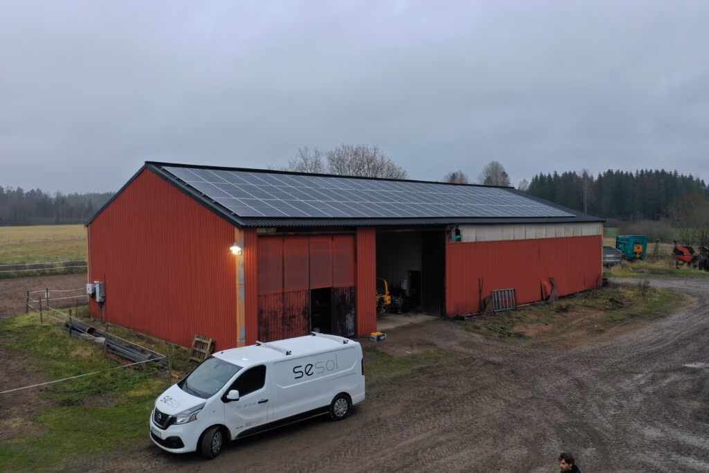 Lantbruk i Väse producerar 33 880 kWh/år 4 Solcellsanläggning lantbruk Väse