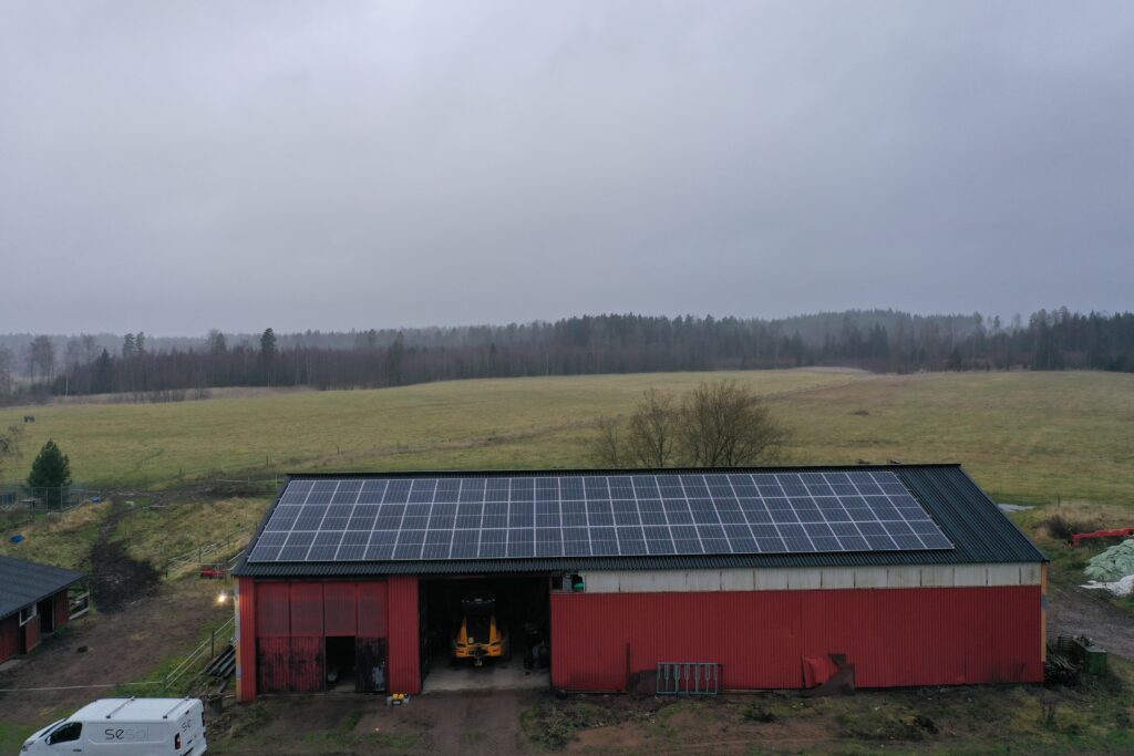 Lantbruk i Väse producerar 33 880 kWh/år 3 Solcellsanläggning lantbruk Väse