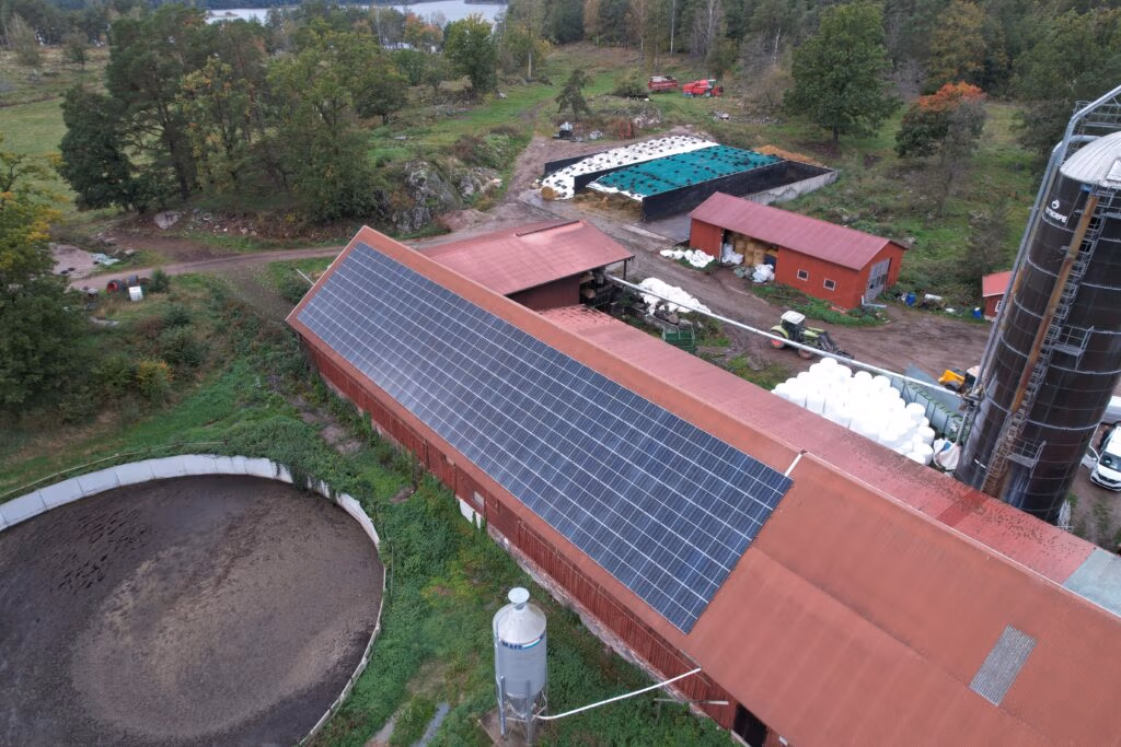 Lantbruk i Gamleby producerar 80 600 kWh/år 2 Solcellsanläggning lantbruk Gamleby kundreferens