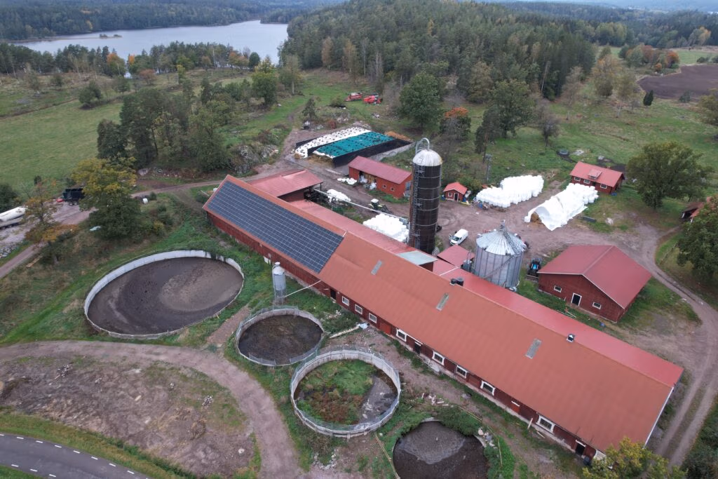 Lantbruk i Gamleby producerar 80 600 kWh/år 1 Solcellsanläggning lantbruk Gamleby kundreferens