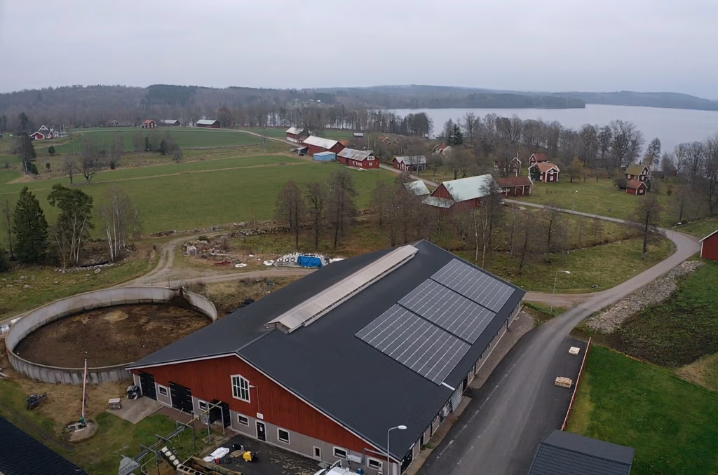 Lantbruk i Edshults-Gummarp producerar 63 640 kWh/år 3 Solcellsanläggning lantbruk Edshults-Gummarp kundreferens