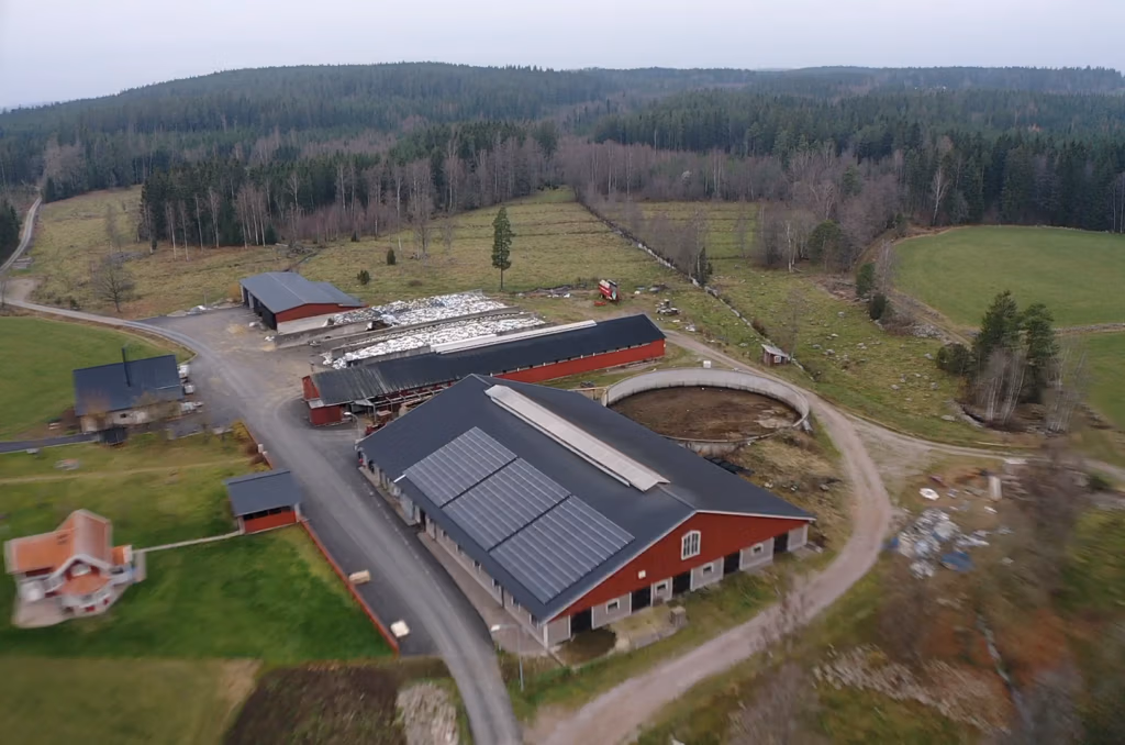 Lantbruk i Edshults-Gummarp producerar 63 640 kWh/år 4 Solcellsanläggning lantbruk Edshults-Gummarp kundreferens